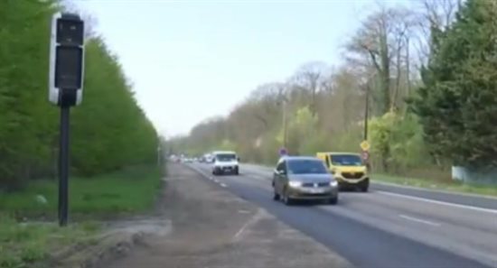 Sécurité routière : pourquoi l’État réintroduit le flash lumineux sur les radars