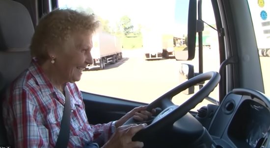 Nahyra Schwanke : la force d'une pionnière qui a conduit jusqu'à 87 ans