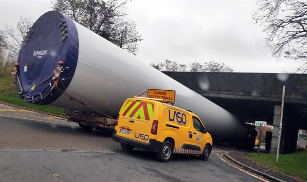 Un transport exceptionnel bloqué sous un pont